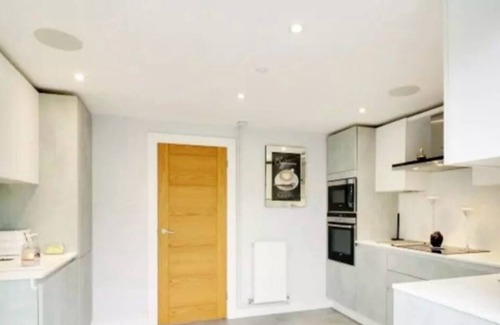 Hatfield House | Recently renovated, modern house. Next to train station. 30 minutes to London.