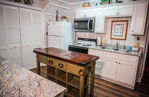 Pine Mountain Cabin | Recently renovated wooded view chalet steps away from Lake Innsbruck!