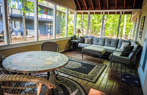 Pine Mountain Cabin | Recently renovated wooded view chalet steps away from Lake Innsbruck!