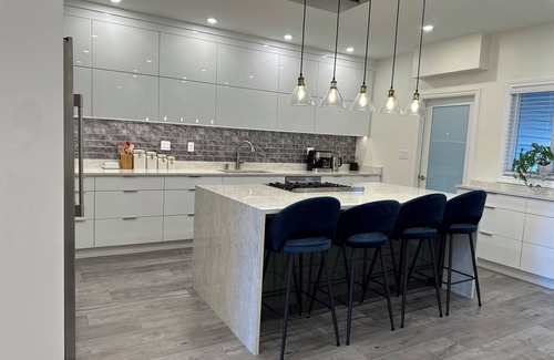 Delta House | Recently renovated 4 bdrm home with 2 master bedrooms + 2 bedrooms w/shared bath