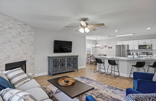 McKinney House | Recently Renovated Bright and Comfy 3BR 2BA, centrally located in West Mckinney