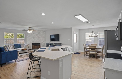 McKinney House | Recently Renovated Bright and Comfy 3BR 2BA, centrally located in West Mckinney