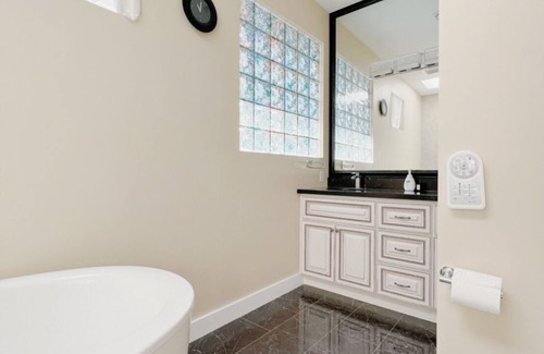 Arbutus Ridge House | Recently Renovated Modern House- close to downtown Vancouver and UBC.