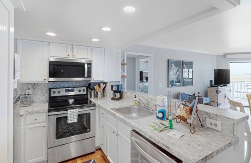 Edisto Island House | Recently renovated home with balcony, washer/dryer & outdoor pool access