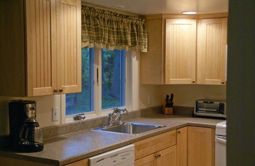 West Tisbury House | Recently Renovated, New Furnishings, Central A/C, WiFi, Privacy, Bike to Beach