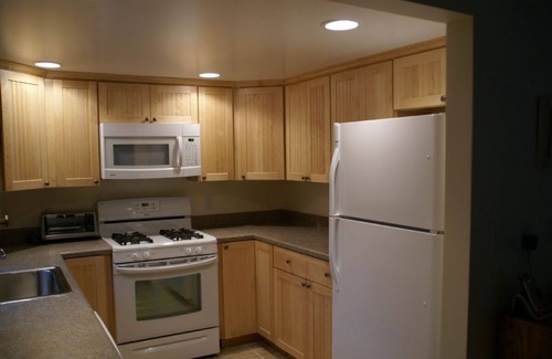 West Tisbury House | Recently Renovated, New Furnishings, Central A/C, WiFi, Privacy, Bike to Beach