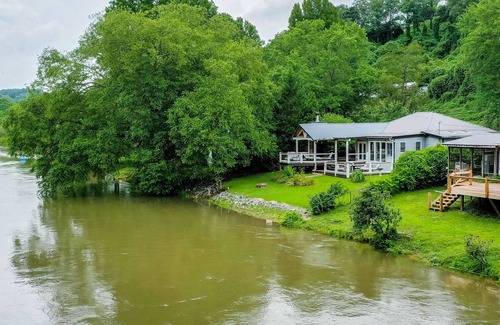 Williamstown House | Recently updated home on Toccoa River close to downtown w/Central A/C & WiFi
