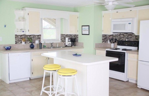 Surf Side Shores Cottage | Recently Updated! Palmetto Paradise 2bd 1.5 bath. Sleeps 6.