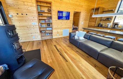 West Jefferson Cabin | Recharge in the High Country - WiFi, Comfort & Mtn Serenity @Enchanted Escape
