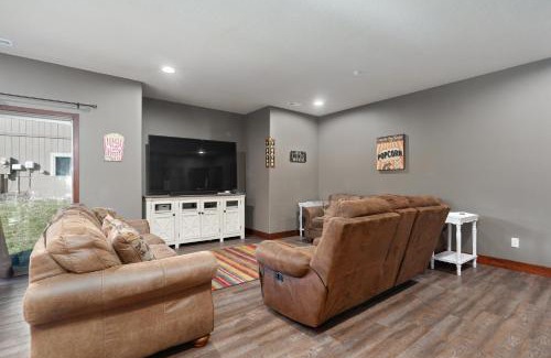 Hollister House | RECONNECT the LINE with Friends & Family - 7 King Bed