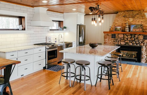 Ashland House | Reconnect with family & friends while enjoying panoramic views of Lake Superior