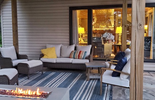 Ashland House | Reconnect with family & friends while enjoying panoramic views of Lake Superior