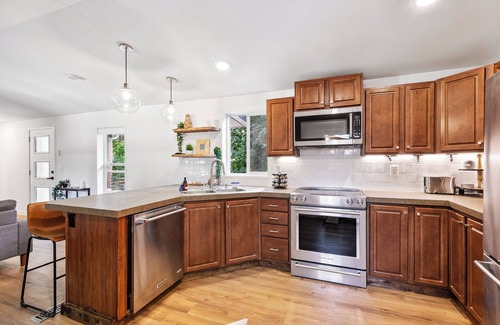 Baring Cabin | Recreation Station - game room, hot tub, plunge pool!