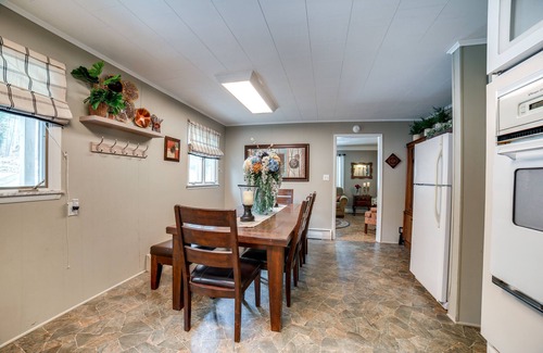 Gray House | Rector Home w/Hot Tub ~ 6 Mi to Ligonier!