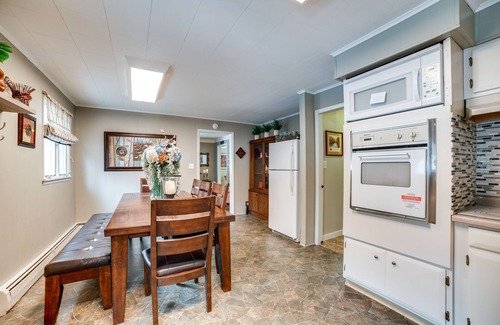 Gray House | Rector Home w/Hot Tub ~ 6 Mi to Ligonier!