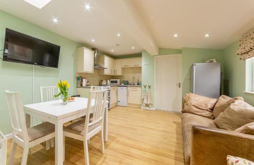 Llanvair Kilgeddin Apartment | Rectory Cottage