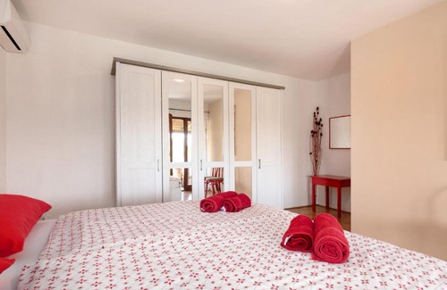 Flengi Apartment | Red Apartment