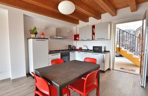 Marciaga Apartment | Red Apartment in Marciaga di Costermano