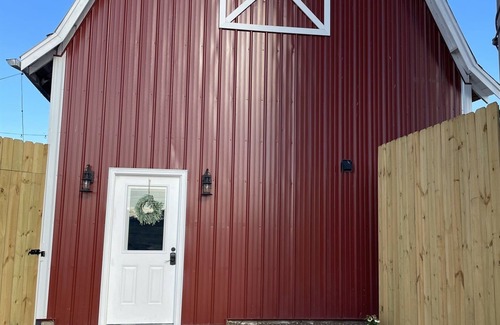 Hutchinson House | Red Barn Cottage At Borntrager Dairy