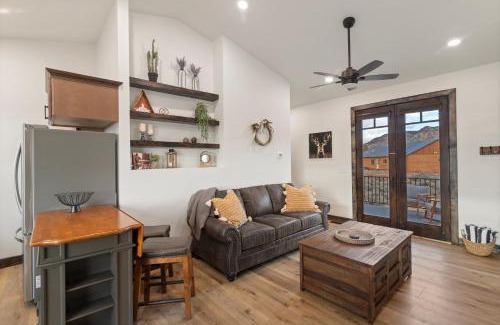 Orderville House | Red Canyon Casita-Brand New, Views, Hot Tub, Near Zion & Bryce