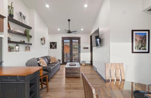 Orderville House | Red Canyon Casita-Brand New, Views, Hot Tub, Near Zion & Bryce