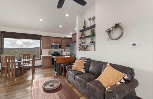 Orderville House | Red Canyon Casita-Brand New, Views, Hot Tub, Near Zion & Bryce