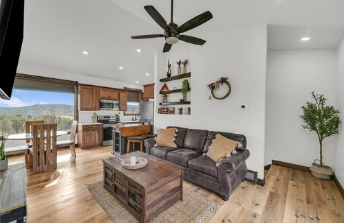 Orderville Cabin | Red Canyon Casita | Private hot tub | Zion NP
