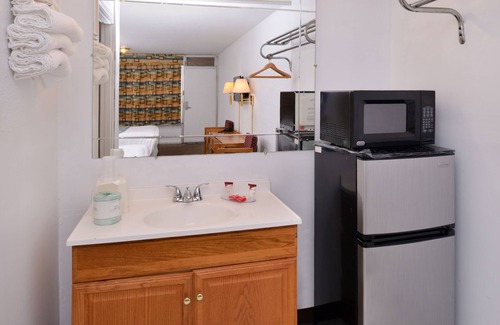 Gold Rock Hotel | Red Carpet Inn Battleboro