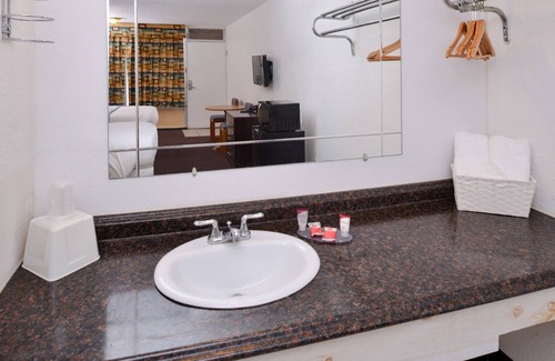Gold Rock Hotel | Red Carpet Inn Battleboro