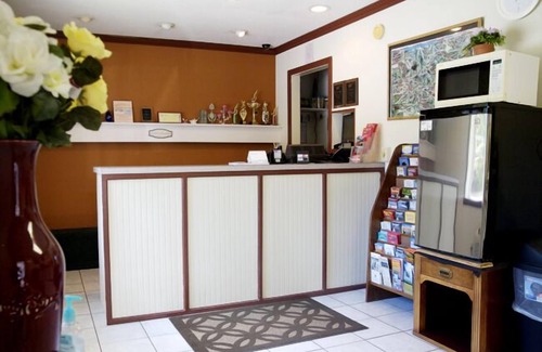 Plymouth Hotel | Red Carpet Inn & Suites