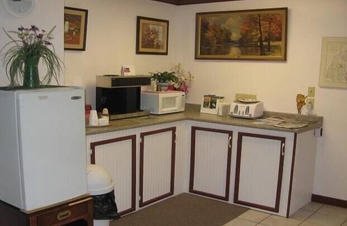 Plymouth Hotel | Red Carpet Inn & Suites