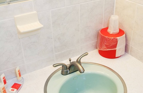 Plymouth Hotel | Red Carpet Inn & Suites
