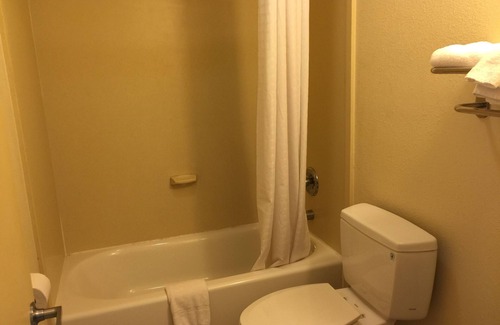 Cove - East Side - Shippan Hotel | Red Carpet Inn