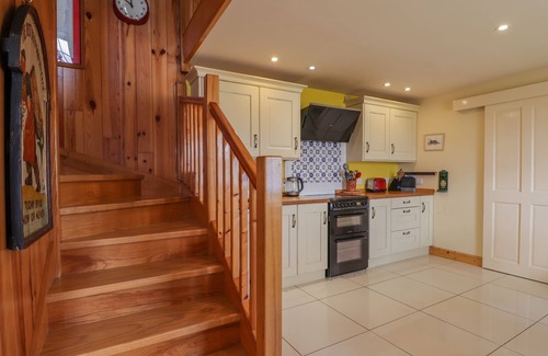 Colbost Cottage | RED CHIMNEYS COTTAGE, family friendly, with open fire in Dunvegan