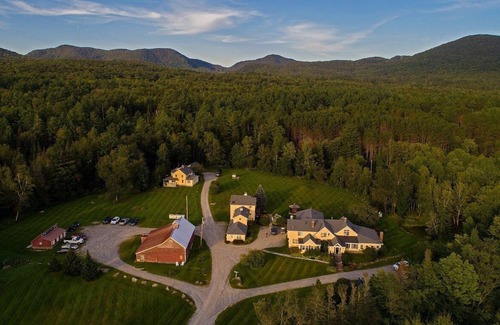 Mendon Apartment | Red Clover Inn: Queen Suite + sofabed Killington