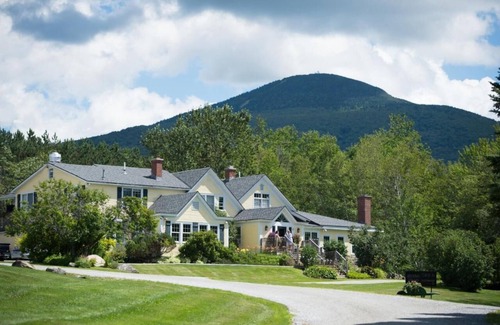 Mendon Apartment | Red Clover Inn: Queen Suite + sofabed Killington
