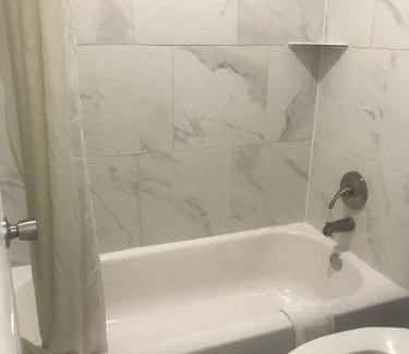 Pleasant Grove Hotel | RED CROWN INN