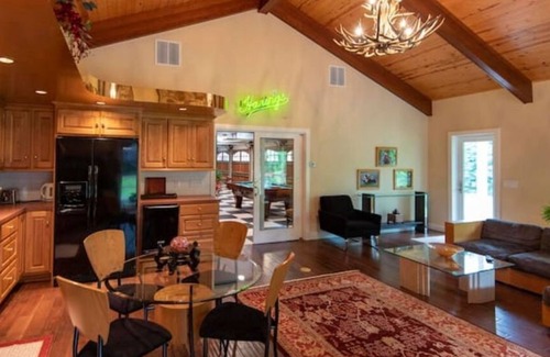 Mansfield House | Red Dahlia Guesthouse