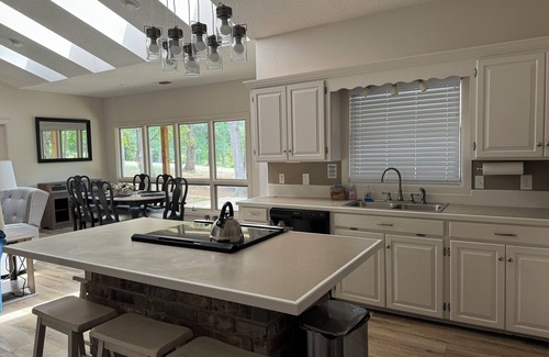 Downsville House | Red Dirt Retreat: Newly Renovated Lakefront Property with Covered Parking