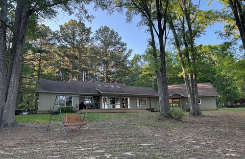 Downsville House | Red Dirt Retreat: Newly Renovated Lakefront Property with Covered Parking