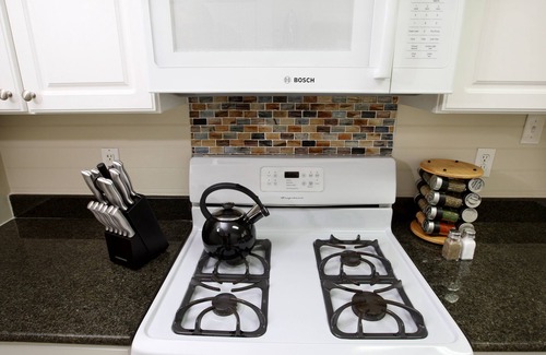 Lenox House | Red Door Cottage Cozy with New Renovations to this Midtown Charmer