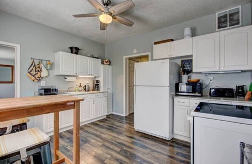 Sunset House | Red Door Cottage: Ski, Hike, Bike, Shop, Eat!