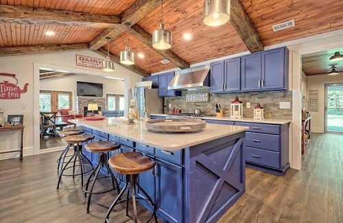Cedar Cliff House | Red Door Retreat House & Cottage on Lake Chatuge- by Chatuge Home Concierge Lakefront, private dock, fire pit, hot tub