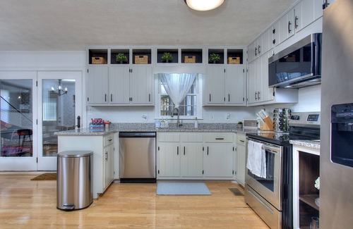 Snellville House | Red Door- Sleeps8- gameroom-firepit-serene backyard
