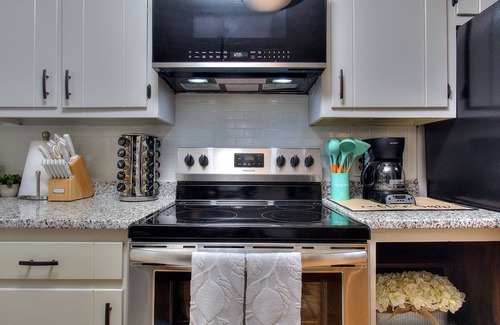 Snellville House | Red Door- Sleeps8- gameroom-firepit-serene backyard