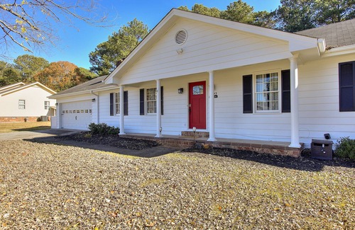 Snellville House | Red Door- Sleeps8- gameroom-firepit-serene backyard