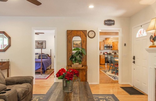Camarillo Other | Red Farmhouse @ Avo Acres | Unique | Quiet | AC