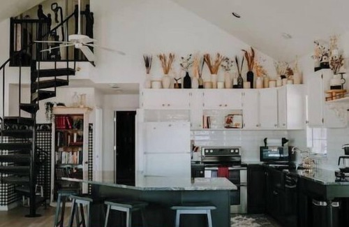 Mart Cottage | Red Farmhouse on 17 acres~20 min to Magnolia Silos