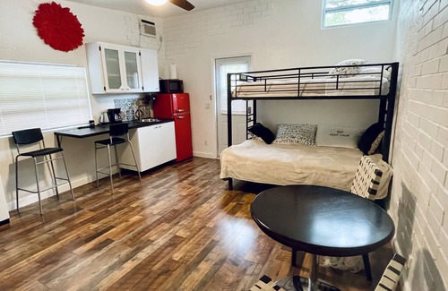 Walsingham Apartment | ❤️Red flower (Where you are welcome)
