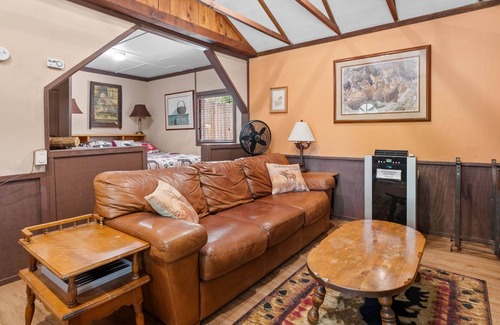 The Village Cottage | Red Fox Sudio Pet Friendly Convenient Location